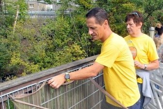Der Wettstreit der 600 Quietschtiere: Einwohner von Flöha verfolgen begeistert Entenrennen - Organisator Daniel Kästner bereitet das Startnetz vor und kippte die Enten an der Stegbrücke in den Fluss.
