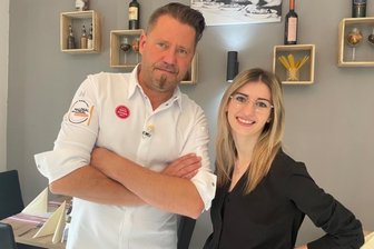 Der Wettstreit der Wirte beginnt - Der Moderator der Kabel-1-Serie, Spitzenkoch Mike Süsser, mit Theresa Winkler, Service-Chefin im "La Torre", die auch die Testessen bei den vier Mitbewerbern im Vogtland absolvierte.
