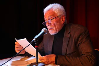 Der „Winnetou des Ostens“ Gojko Mitić bei ausverkaufter Lesung in Crimmitschau - „Spinnt ihr?“ - Der serbisch-deutsche Schauspieler Gojko Mitić (84), bekannt durch seine Rollen in den Defa-Indianerfilmen, zitiert zum Anschluss der ausverkauften Buchlesung im Theater Crimmitschau indianische Weisheiten.