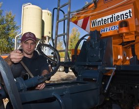 Der Winter kann ruhig schon kommen - auch im Herbst - 
              <p class="artikelinhalt">Noch wird gekehrt, aber die Bauhöfe in Aue und Schwarzenberg haben sich schon auf die kalte Jahreszeit eingestellt: Die Silos sind voller Salz, auch an die Fahrzeuge haben Mitarbeiter wie Danny Markowski in Aue bereits Streuer gebaut. </p>
            
