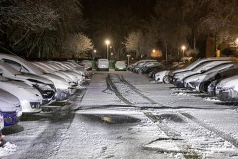 Der Winter schlägt zurück - Kälte-Comeback am ersten Februar-Wochenende - Mancherorts, etwa in Zwönitz, mussten Autofahrer am Freitag in der Früh erst einmal den Schnee von den Scheiben kehren.