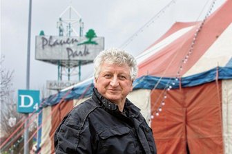 Der Winterzirkus startet in Plauen mit einem besonderen Programm durch - Zirkus-Chef Hardy Weisheit und seine Schausteller gastieren während der Weihnachtszeit zum vierten Mal in Plauen. Bis zum 31. Dezember hat der Winterzirkus sein Zelt in Kauschwitz aufgeschlagen.