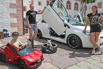 „Der wird nur bei Schönwetter ausgefahren“: Familie aus dem Erzgebirge rollt mit ihrer Flotte zum Tuningtreff auf die Augustusburg - Ganz in Familie: Lino Böhm (vorn) Aline Franke und Tomy Böhm und Hündin Shyla aus Marienberg beim CarMeetics 2025 auf der Augustusburg.