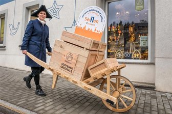 Der wohl härteste Fußmarsch des Erzgebirges: 39-Jährige stellt nach, wie die Seiffener Holzkunst den Weltmarkt eroberte - Johanna Kaden im historischen Kostüm mit einem originalgetreu nachgebauten Schubkarren am Startpunkt ihrer Reise von Seiffen nach Leipzig.