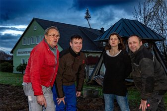 Der wohl höchste Weihnachtsbaum zwischen Chemnitz und Dresden: Wie kommt der Baum auf den Kran? - Bauunternehmer Karl-Heinz Altermann aus Hartha (links) stimmt mit einem Teil der Familie "O Tannebaum" an.