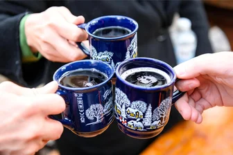 Der wohl kleinste Weihnachtsmarkt im Erzgebirge bietet besonderen Gaumenschmaus - Der Weihnachtsmarkt in Geyersdorf punktet nicht mit Größe. Dafür gibt es neben Glühwein eine besondere Speise.