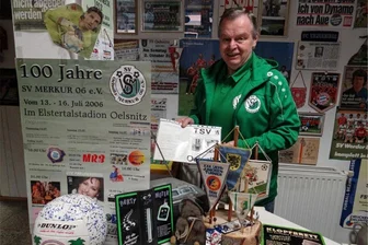 Der wohl verrückteste Sport-Sammler des Vogtlands - Klaus Hertel, Klempnermeister im Ruhestand aus Oelsnitz, hat mit seiner Sammelleidenschaft auf dem Gebiet des Sports besondere Schaufenster an der Dr.-Friedrichs-Straße in seiner Heimatstadt gestaltet.