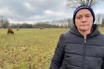 Der Wolf und die Landwirtin im Vogtland: „Im ersten Moment hatte ich einfach nur eine Sauwut“ - Rinderzüchterin Eva Pregler steht auf der Weide, auf der ein Wolf zwei ihrer Kälber riss.