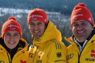 Der zehnte Anflug auf das erste Gold - Auch im kommenden Winter wieder ein Erfolgstrio? Die Erzgebirger Eric Frenzel und Björn Kircheisen sowie Bundestrainer Hermann Weinbuch (von links).