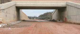 Der Zeit zu weit voraus - 
              <p class="artikelinhalt">Wenn man den Routenplanern glaubt, soll hier bereits munter der Verkehr brausen. Aber noch sind nicht einmal die Bauarbeiter da, von der Asphaltdecke ganz zu schweigen.</p>
            