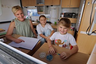 Der Zirkus in Glauchau hat sogar eine eigene Schule - Lehrerin Mechthild Hagemann unterrichtet beim Zirkus Probst die Kinder Celine und Elena (rechts).