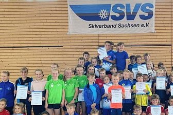 Der zweite Athletiktest und das blöde "Zufriedenheitssyndrom" - Die Besten des Athletiktests der jungen Skilangläufer halten stolz ihre Urkunden in die Kamera.