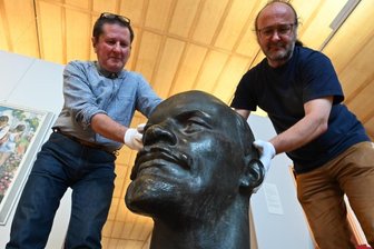Der zweite Nischel: Das Geheimnis der Chemnitzer Lenin-Büste - Uwe Fiedler (links), Leiter des Schloßbergmuseums, und Magazinmeister Volker Schrierer mit der von Lew Kerbel geschaffenen Lenin-Büste, die bis 1990 vor der damaligen Friedrich-Hähnel-Oberschule in Helbersdorf stand. Sie soll in einer Ausstellung 2025 zu sehen sein. 