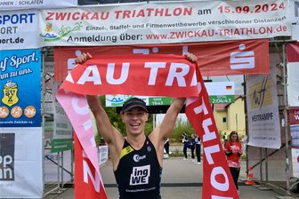 Der Zwickau-Triathlon schreibt auch bei der 11. Auflage viele große und kleine Geschichten - So sehen Sieger aus: Richard Feuer vom LTV Erfurt hat über die Olympische Distanz bei den Männern gewonnen.