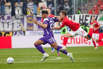 Derbe Pleite nach Pausenführung: FC Erzgebirge unterliegt mit 2:5 beim Halleschen FC - Im Duell der Rücknummern mit der 22 bremste der Hallenser Nico Hug (r.) Aues Paul-Philipp Besong unsanft.