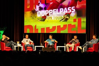 Derbe Sprüche und tiefe Einblicke: So lief der Fußball-Talk mit Promis in Limbach-Oberfrohna - Die Talkrunde bei „Doppelpass on Tour“ am Dienstagabend in Limbach-Oberfrohna: Mario Basler, Rico Schmitt, Thomas Helmer, Christian Tiffert und Maik Franz (von links).