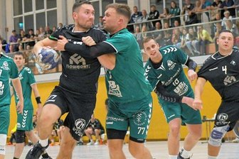 Derby bietet zehn Minuten Spannung - Sebastian Fischer (l.) gehörte mit drei Treffern noch zu den besten Werfern im Trikot von Rotation Weißenborn. 