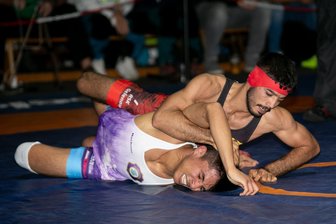 Derby der Gelenauer Ringer wird zum Gipfeltreffen der Regionalliga - Auf RSK-Athlet Haydar Afshar (rotes Trikot/61 kg), hier im Duell gegen Gul Hussain Adel aus Aue, wartet gegen Lugau wahrscheinlich der Iraner Iqbal Sakhizada als Gegner.