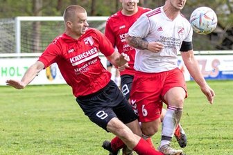 Derby findet keinen Sieger - Verbissen geht es bei den Derby zwischen dem FSV Bau Weischlitz und der SG Kürbitz zu. Hier kracht es zwischen dem Kürbitzer Sascha Muck (links) und dem FSV-Kapitän und Doppeltorschützen Max Egelkraut. 