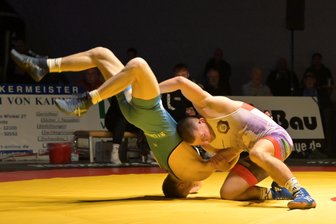 Derby gegen den Tabellenführer: Aues Ringer wollen Greiz das Leben schwer machen - Der Auer Dawid Ersetic (r.) war gegen Lübtheen seinem Gegner Florian Wiesemann technisch überlegen. Ob das auch an diesem Wochenende gelingt?