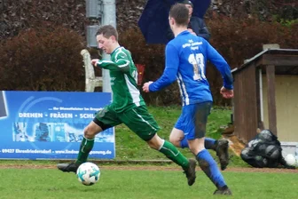 Derby in Drebach wird zum Spitzenspiel der Fußball-Erzgebirgsliga - Der Drebacher Sebastian Günther (links) glänzte zuletzt beim 2:2 in Burkhardtsdorf mit einem Doppelpack.