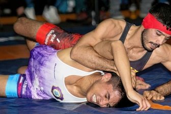 Derby lässt beide Rivalen jubeln - Gleich zum Auftakt ging es heiß her: Gelenaus Haydar Afshar (rot) besiegte Gul Hussain Adel, dann trumpften aber meist die Auer auf. 