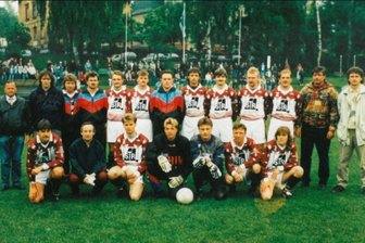 Derby-Revival nach Landesliga-Aufstieg 1995: 1. FC Rodewisch empfängt VfB Auerbach zum Jubiläumsspiel - Das Aufstiegsfoto von 1995. Dieses Team tritt am Samstag um 14 Uhr noch einmal gegen den VfB Auerbach an.