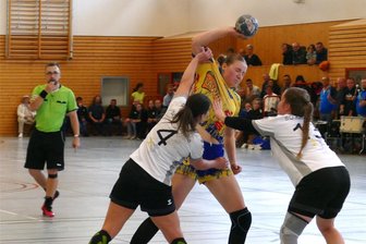 Derby stellt Handballerinnen von Oberliga-Spitzenreiter Marienberg vor harte Probe - Auf intensive Zweikämpfe, so wie es hier Martha Langer gerade erlebt, können sich die HSV-Damen in Schneeberg einstellen.