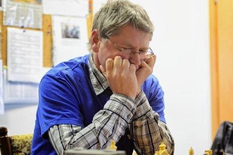 Derby um den Klassenerhalt - Uwe Leichsnering kam bei einem Turnier in Seiffen auf Platz 15. Nun sitzt er beim Kellerduell in Niederwiesa am Brett.