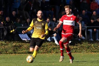 Derby wird zum Pokal-Krimi - Patrice Reißig vom Ebersbrunner SV (links) und Frank Walter vom SV Planitz (rechts) lieferten sich mit ihren Teams ein spannendes Spiel. 