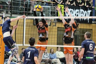 Derby wird zur Achterbahnfahrt - Vor den Augen der "Sperkenfront" waren die Zschopauer gegen den VSV Oelsnitz oft mit ihren Blocks zur Stelle. Hier machen es Roy Nentwich (am Ball) und Marco Preißler den Gästen aus dem Vogtland schwer.