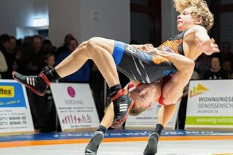 Derby wird zur klaren Angelegenheit - Erik Negwer (unten) und Thalheims Nick Schneider siegten in ihren Gewichtsklassen kampflos und trugen deshalb einen Freundschaftskampf gegeneinander aus - mit dem besseren Ende für den Lugauer. 