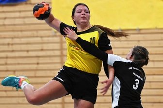 Derby wird zur klaren Sache - Die Geringswalderin Hannah Mark (l.) erzielte gegen den TSV Fortschritt Mittweida am Sonntag einen Treffer. Sie und ihr Team warten nach der Niederlage weiter auf die ersten Punkte der Saison. 