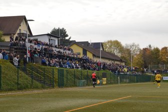 Derby-Zeit: Dieses Fußballspiel elektrisiert eine ganze Stadt im Erzgebirge - Wird die Zuschauerzahl aus dem Hinspiel geknackt? 744 Zuschauer säumten zum Hinspiel die Ränge des Neustädtler Jahnplatzes.