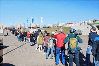 Derby Zwickau gegen Aue: Schon 4100 Tickets verkauft - Eine lange Schlange bildete sich schon am Mittwochnachmittag zum Start des Ticketverkaufs. 