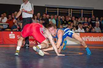 Derbyfieber: Thalheimer Regionalligaringer empfangen Lugau - Aus Markneukirchen zurück: Tim Hamann (blau) ringt künftig wieder für den RV Eichenkranz Lugau.
