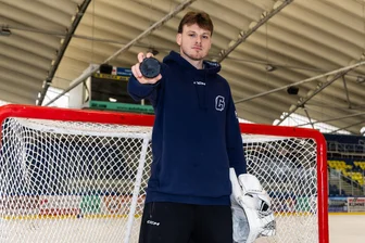 Derbyheld der Chemnitz Crashers ist heiß auf das Topspiel gegen FASS Berlin - 1,22 Meter hoch und 1,83 Meter breit ist der Arbeitsplatz von Ondrej Kufa: Er steht im Tor von Eishockey-Regionalligist Chemnitz Crashers.