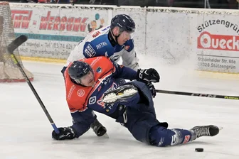 Derbymodus: Eishockey-Wölfe aus dem Erzgebirge wollen im Küchwald ihre Siegesserie fortsetzen - Schönheide um Florian Heinz (vorn) und Chemnitz schenkten sich auch im Februar keinen Zentimeter auf dem Eis.