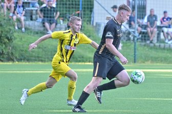 Derbymodus in der Landesklasse: Versetzt Schneeberg dem Kellerkind aus Auerhammer den entscheidenden Stoß? - Im September läutete Schneebergs Moritz Lorenz (l.) den 2:0-Derbysieg der Concordia beim SV Auerhammer um Ruben Albusberger mit dem 1:0 ein. Nun stehen sich beide Teams erneut gegenüber – diesmal in Schneeberg.