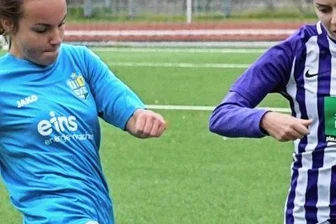 Derbypleite folgt klare Ansage - Die Auerin Nelly Josephine Estel (r.) muss nach dem Derby gegen Chemnitz eine 0:3-Niederlage verdauen.