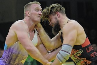 Derbys als "Salz in der Suppe" - Aues Krisztian Jäger (l.) setzte sich gegen den Thalheimer Tobias Löffler nach Punkten durch. Das Derby entschied der FC Erzgebirge als Spitzenreiter erwartungsgemäß deutlich für sich. 