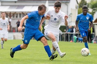 Derbys locken Zuschauer in Scharen an - Pascal Oheim (links) bedrängt hier Arthur Körner von Wacker Plauen im Derby. Der Unterlosaer Omar Drammeh (rechts) beobachtet die Szene. Am Ende behielt Wacker im Derby deutlich 4:0 die Oberhand.