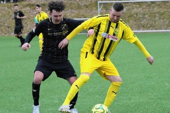 Derbys steigen zeitgleich - Schneebergs Marcel Schumann (r.) kann in dieser Szene den Ball gegen Konrad Edwin Schlegel vom SV Auerhammer zwar noch abschirmen. Eine bittere Pleite setzte es im Derby für seine Concordia dennoch. 