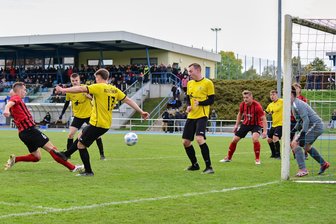 Derbysieg vor großer Kulisse: Germania Mittweida bezwingt SC Altmittweida klar - Thomas Wiedemann (l.) trifft hier zum zwischenzeitlichen 2:0 und schnürt damit seinen Doppelpack im Derby.