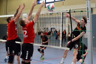 Derbysieger Oberreichenbach - Die Göltzschtaler Konrad Bormann und Robert Franke (von links) wehren einen Schmetterball von Julius Matthes ab.