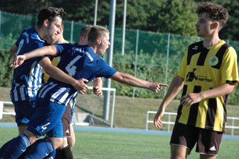Derbyzeit in der Landesklasse: Kicker des SC Altmittweida und des SV Germania Mittweida hoffen auf volles Haus - Rückblick 1: Nick Goeschel (r.) brachte Germania Mittweida der Schlussphase des Hinspiels gegen den SC Altmittweida im September mit einem verwandelten Foulelfmeter in Führung.