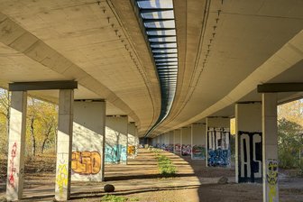 Derselbe Spannstahl wie bei der Dresdner Carolabrücke: Westlicher Strang der Agra-Brücke bei Leipzig bald komplett dicht - Die Agra-Brücke bei Leipzig ist ein Sorgenkind der Prüf-Ingenieure – doch für den Auto-Verkehr zwischen der größten und der drittgrößten Stadt im Freistaat überaus bedeutsam.