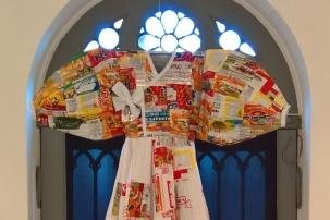 Des Königs neue Kleider - "Hanbok" heißt dieses 2,10 Meter lange koreanische Müllkleid, das Patricia Thoma in Hainichen neben Märchen-Illustrationen zeigt. Foto: Matthias Zwarg