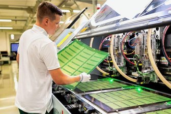 Des Pudels Kern schon im Gehäuse: Erzgebirgische Unternehmen forschen gemeinsam - Blick in die Leiterplattenherstellung in der KSG Gornsdorf. 