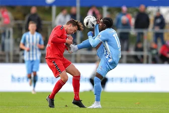 Deshalb ging der Chemnitzer FC in Meuselwitz baden - Luca Bürger und seine Meuselwitzer (li.) hatten nicht nur in dieser Szene die Oberhand gegenüber Stephan Mensah. Sie gewannen letztlich auch knapp gegen den CFC. Foto: PICTURE POINT / Gabor Krieg ,